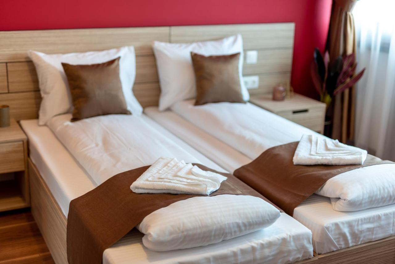 Escala Rooms Ghimbav Exterior photo